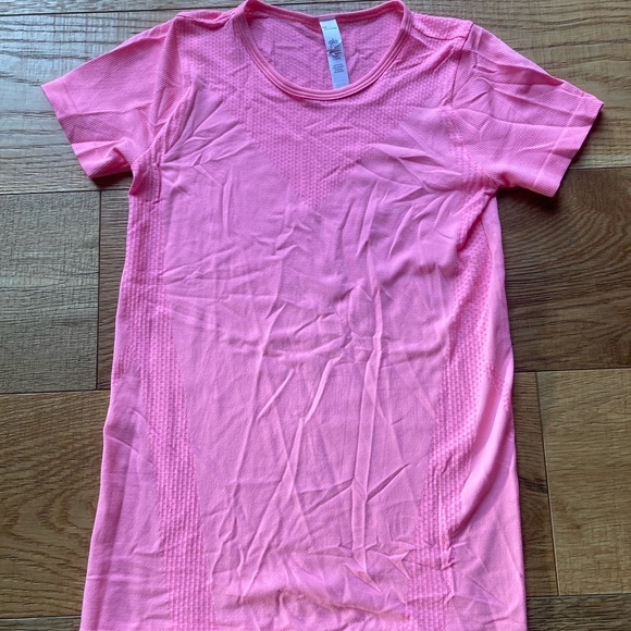 Alo Yoga, seamless tee, NEW - Picture 1 of 3